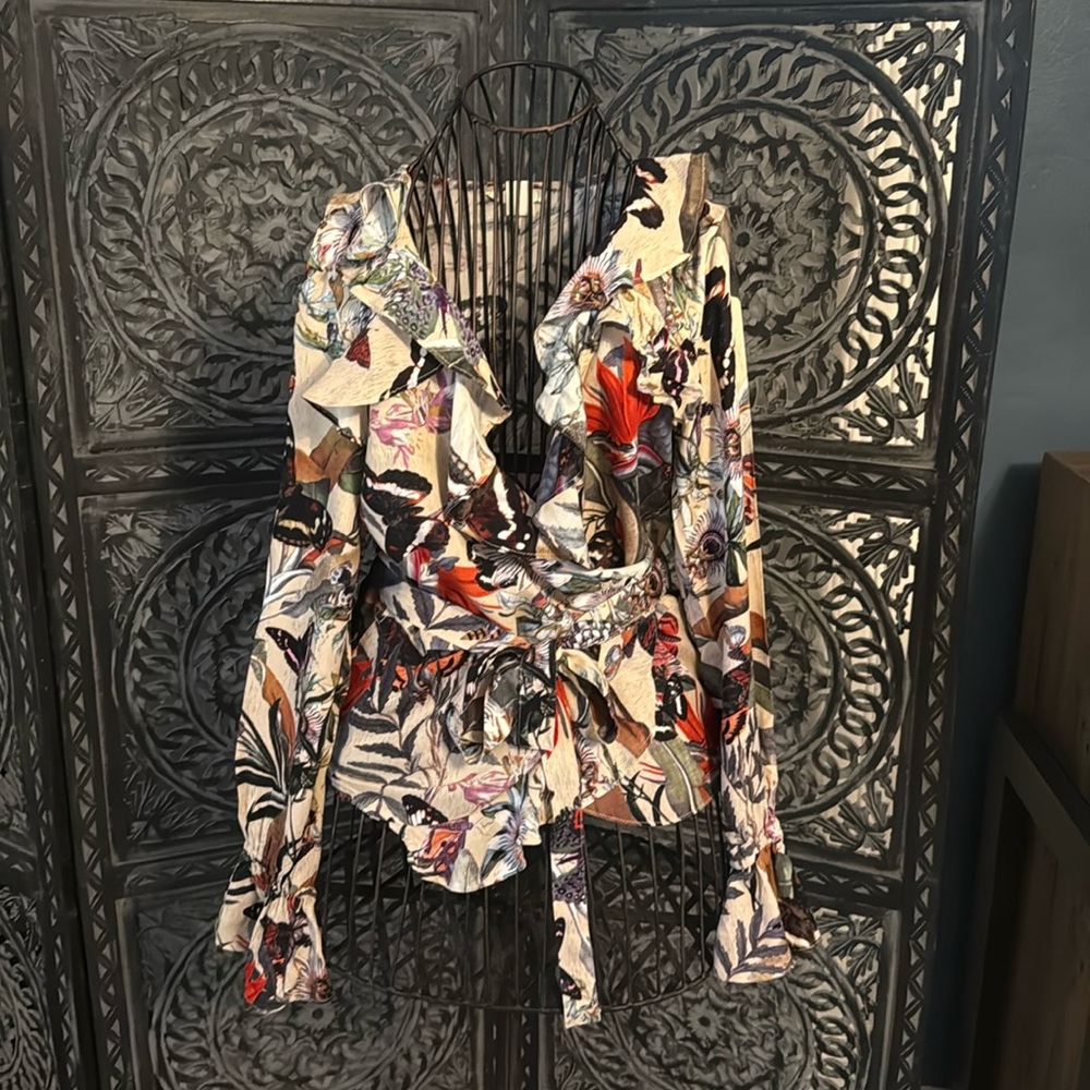 H&M cute floral blouse size 2. in great condition.